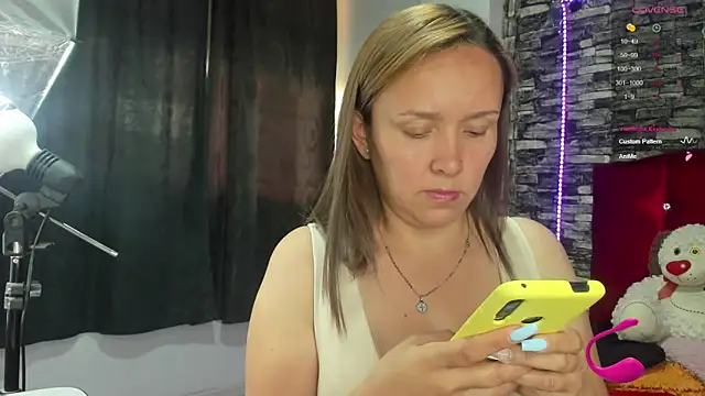 Snapshot of Isabella_boom chatting on 02-05-25, 01:00 Isabella boom online show from 02-05-25, 01:00