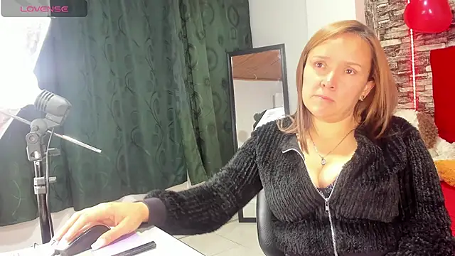 Snapshot of Isabella_boom chatting on 02-14-25, 09:24 Isabella boom online show from 02-14-25, 09:24