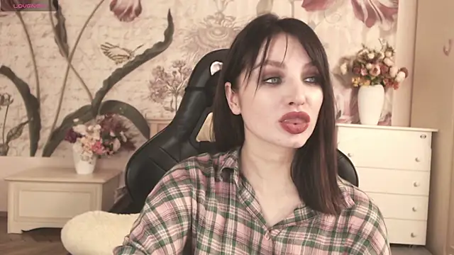 BritneyBarker online show from 11-06-25, 09:13