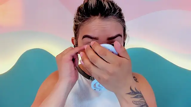 Lannajansen online show from 12-19-25, 01:46