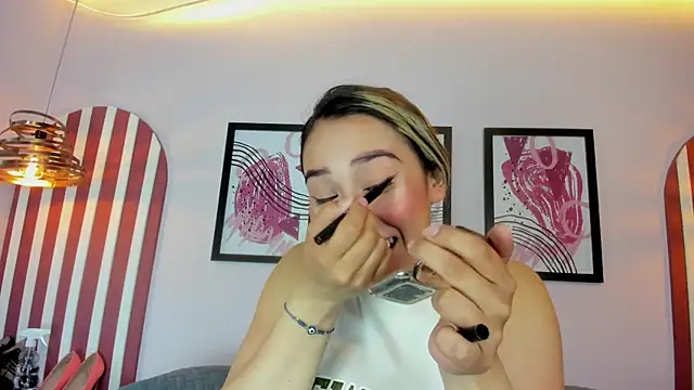 Lannajansen online show from 09-20-25, 01:49