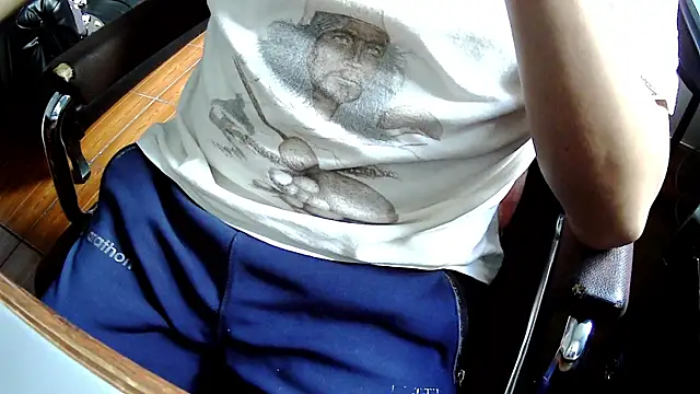 Snapshot of Andre16c chatting on 10-17-25, 09:38 Andre16c online show from 10-17-25, 09:38