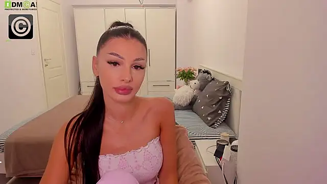 Snapshot of HelenShawn chatting on 09-19-25, 03:32 HelenShawn online show from 09-19-25, 03:32