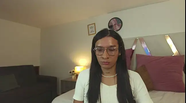 LauraaGomezz   online show from 03-01-25, 01:43