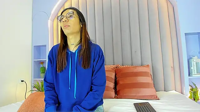 LauraaGomezz   online show from 10-17-25, 07:26