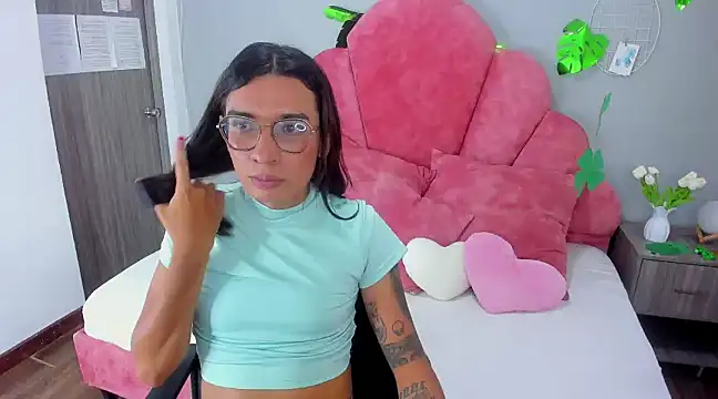LauraaGomezz   online show from 03-17-25, 10:29