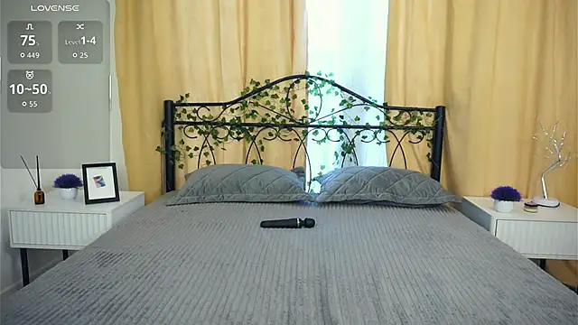 VeronaCritchlow online show from 09-30-25, 07:25