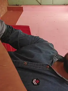 Snapshot of Extrembox5 chatting on 11-13-25, 10:08 Extrembox5 online show from 11-13-25, 10:08