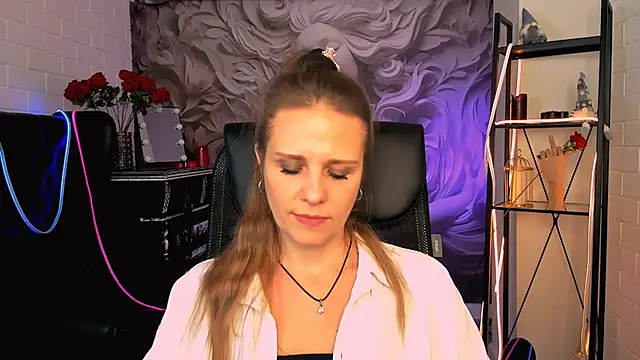 Snapshot of EmiliaBedy chatting on 03-05-25, 12:11 EmiliaBedy online show from 03-05-25, 12:11