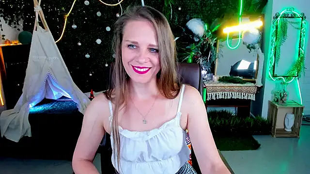 Snapshot of EmiliaBedy chatting on 05-13-26, 09:16 EmiliaBedy online show from 05-13-26, 09:16