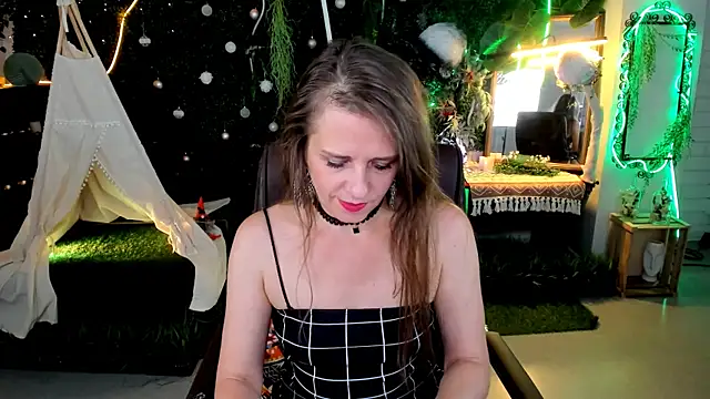 Snapshot of EmiliaBedy chatting on 06-15-26, 09:42 EmiliaBedy online show from 06-15-26, 09:42