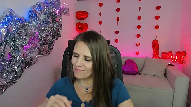 Snapshot of EmiliaBedy chatting on 03-18-25, 03:33 EmiliaBedy online show from 03-18-25, 03:33