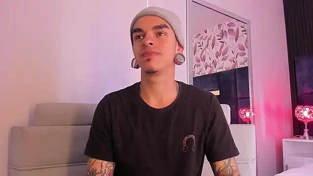 Snapshot of kaletattoo chatting on 03-18-25, 03:34 kaletattoo online show from 03-18-25, 03:34