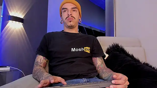 Snapshot of kaletattoo chatting on 09-25-25, 11:38 kaletattoo online show from 09-25-25, 11:38