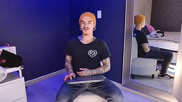 Snapshot of kaletattoo chatting on 11-30-25, 11:55 kaletattoo online show from 11-30-25, 11:55