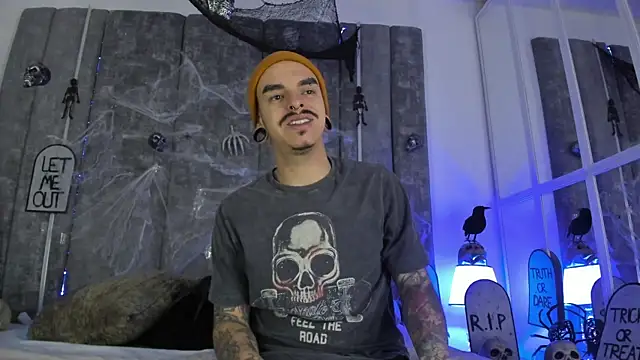 Snapshot of kaletattoo chatting on 10-29-25, 11:09 kaletattoo online show from 10-29-25, 11:09