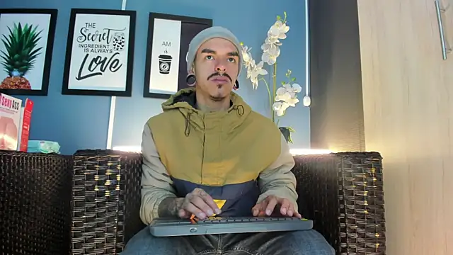 Snapshot of kaletattoo chatting on 11-26-25, 11:21 kaletattoo online show from 11-26-25, 11:21