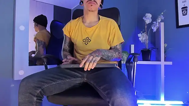 Snapshot of kaletattoo chatting on 02-08-26, 12:03 kaletattoo online show from 02-08-26, 12:03