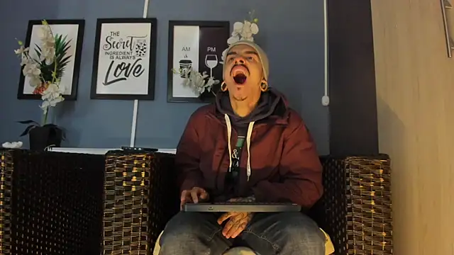 Snapshot of kaletattoo chatting on 11-05-25, 11:35 kaletattoo online show from 11-05-25, 11:35