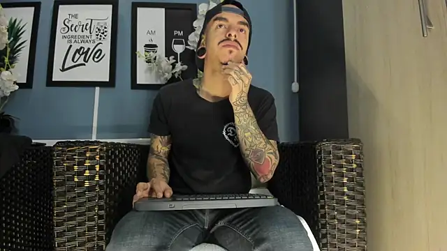 Snapshot of kaletattoo chatting on 10-30-25, 11:08 kaletattoo online show from 10-30-25, 11:08