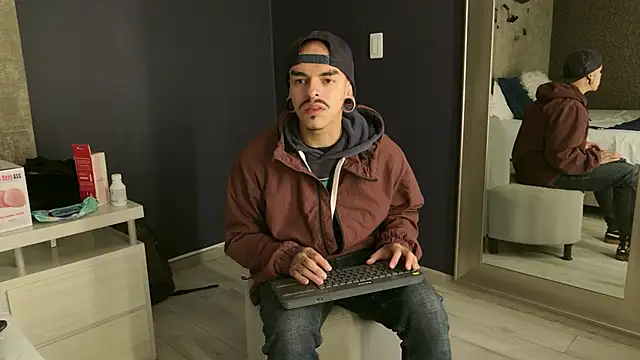 Snapshot of kaletattoo chatting on 10-24-25, 11:09 kaletattoo online show from 10-24-25, 11:09