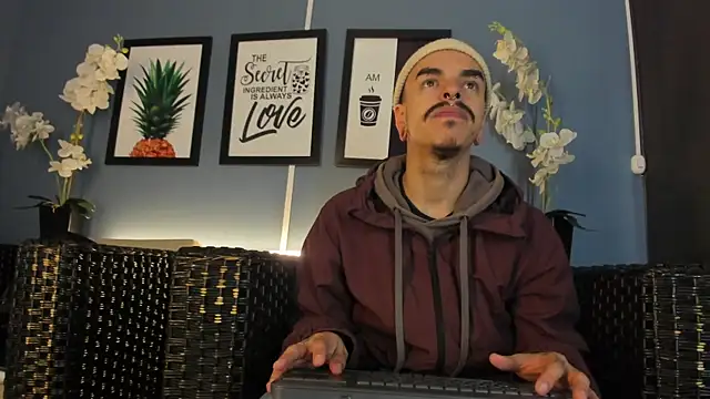 Snapshot of kaletattoo chatting on 12-20-25, 11:13 kaletattoo online show from 12-20-25, 11:13