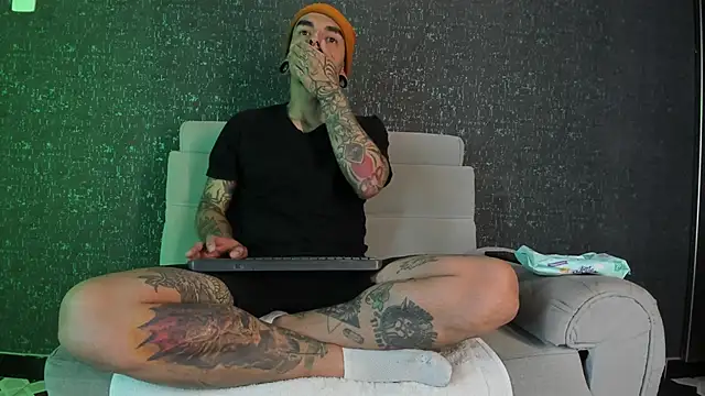 Snapshot of kaletattoo chatting on 09-09-25, 10:57 kaletattoo online show from 09-09-25, 10:57
