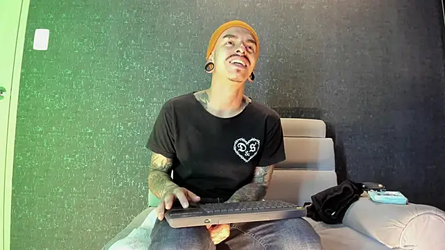 Snapshot of kaletattoo chatting on 11-13-25, 11:03 kaletattoo online show from 11-13-25, 11:03