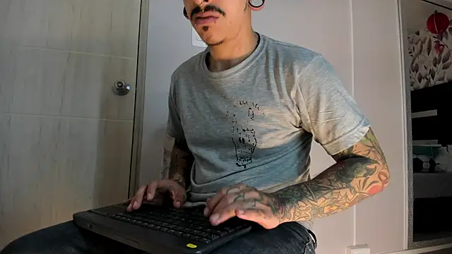Snapshot of kaletattoo chatting on 07-12-26, 11:55 kaletattoo online show from 07-12-26, 11:55
