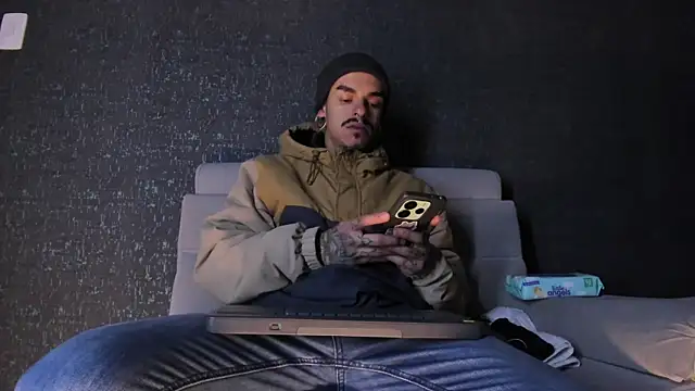 Snapshot of kaletattoo chatting on 11-29-25, 11:21 kaletattoo online show from 11-29-25, 11:21