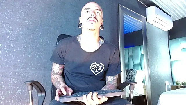 Snapshot of kaletattoo chatting on 07-13-26, 11:31 kaletattoo online show from 07-13-26, 11:31