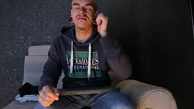 Snapshot of kaletattoo chatting on 01-15-26, 11:02 kaletattoo online show from 01-15-26, 11:02