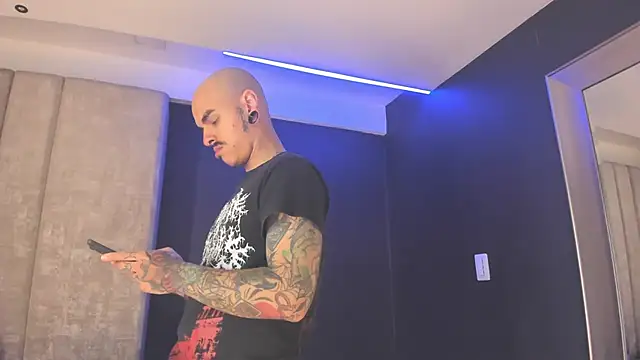 Snapshot of kaletattoo chatting on 02-15-26, 12:04 kaletattoo online show from 02-15-26, 12:04