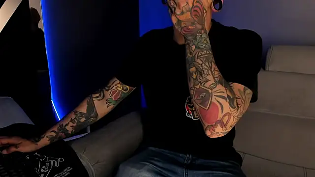 Snapshot of kaletattoo chatting on 05-06-26, 11:36 kaletattoo online show from 05-06-26, 11:36