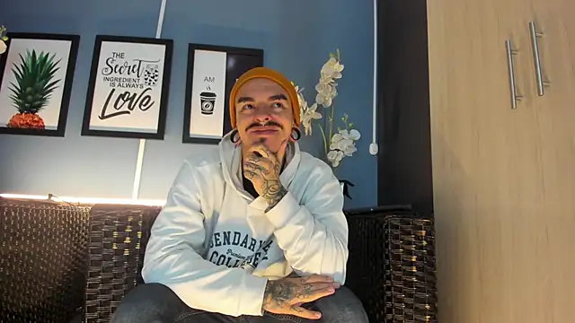 Snapshot of kaletattoo chatting on 11-25-25, 11:10 kaletattoo online show from 11-25-25, 11:10