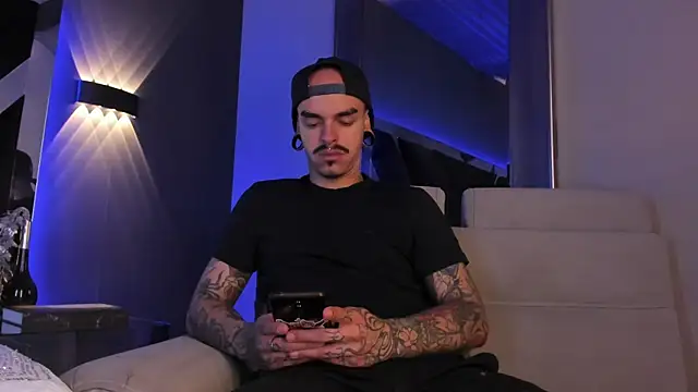 Snapshot of kaletattoo chatting on 09-21-25, 03:06 kaletattoo online show from 09-21-25, 03:06