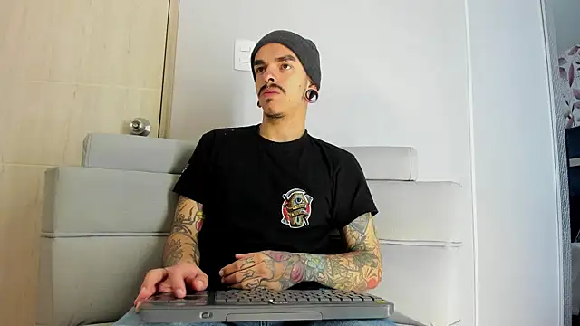 Snapshot of kaletattoo chatting on 12-15-25, 11:05 kaletattoo online show from 12-15-25, 11:05