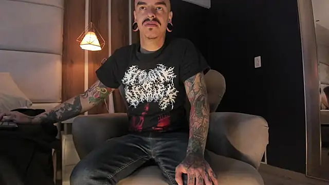 Snapshot of kaletattoo chatting on 07-11-26, 11:32 kaletattoo online show from 07-11-26, 11:32