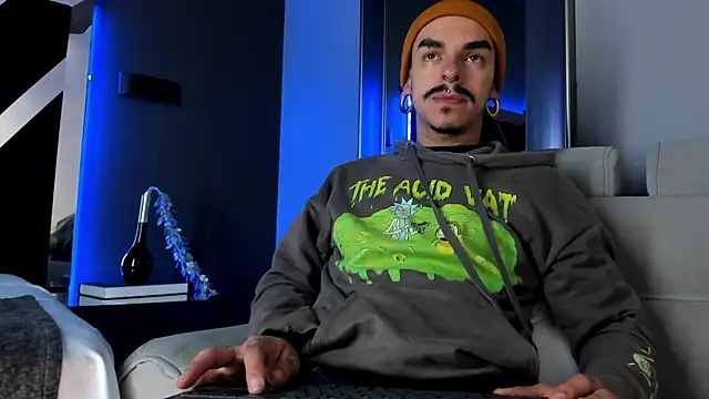 Snapshot of kaletattoo chatting on 12-18-25, 11:03 kaletattoo online show from 12-18-25, 11:03