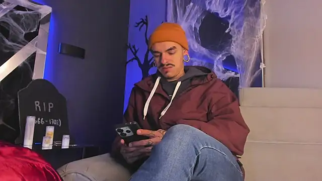 Snapshot of kaletattoo chatting on 10-27-25, 11:00 kaletattoo online show from 10-27-25, 11:00