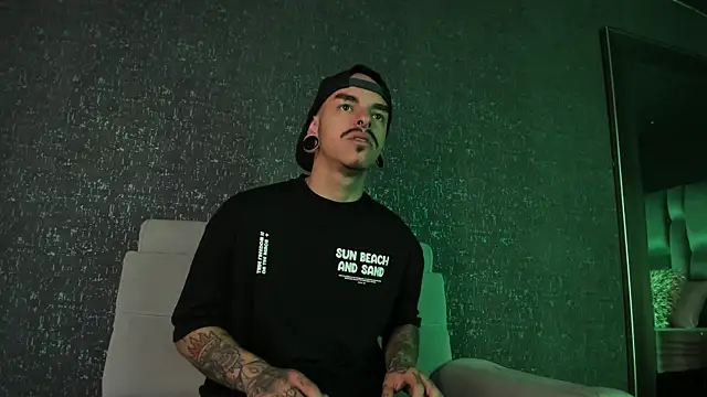Snapshot of kaletattoo chatting on 09-30-25, 11:16 kaletattoo online show from 09-30-25, 11:16