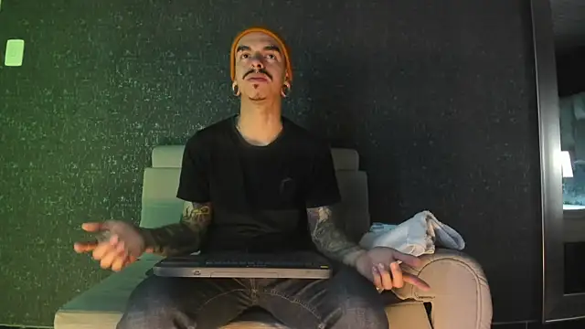 Snapshot of kaletattoo chatting on 10-26-25, 11:54 kaletattoo online show from 10-26-25, 11:54