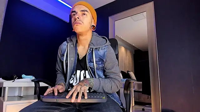 Snapshot of kaletattoo chatting on 01-10-26, 11:05 kaletattoo online show from 01-10-26, 11:05