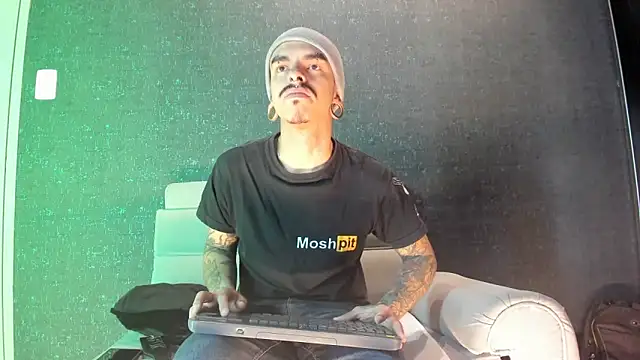 Snapshot of kaletattoo chatting on 11-04-25, 11:14 kaletattoo online show from 11-04-25, 11:14