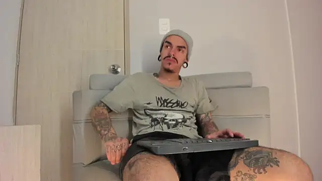 Snapshot of kaletattoo chatting on 12-21-25, 01:24 kaletattoo online show from 12-21-25, 01:24