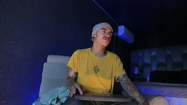 Snapshot of kaletattoo chatting on 05-14-26, 11:18 kaletattoo online show from 05-14-26, 11:18