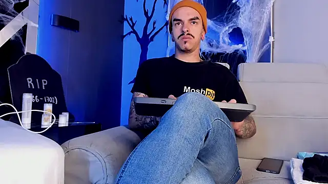 Snapshot of kaletattoo chatting on 10-28-25, 11:09 kaletattoo online show from 10-28-25, 11:09