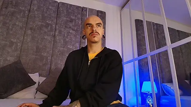 Snapshot of kaletattoo chatting on 05-27-26, 11:17 kaletattoo online show from 05-27-26, 11:17