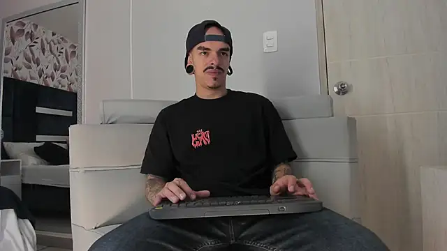 Snapshot of kaletattoo chatting on 11-12-25, 11:25 kaletattoo online show from 11-12-25, 11:25