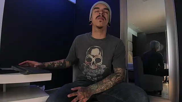 Snapshot of kaletattoo chatting on 06-11-26, 11:29 kaletattoo online show from 06-11-26, 11:29